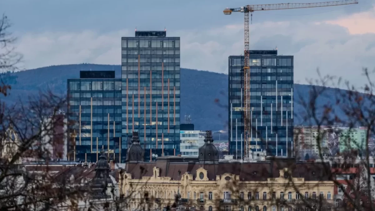 Pohled na Brno s kontrastem mezi historickou a moderní architekturou
