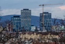 Pohled na Brno s kontrastem mezi historickou a moderní architekturou