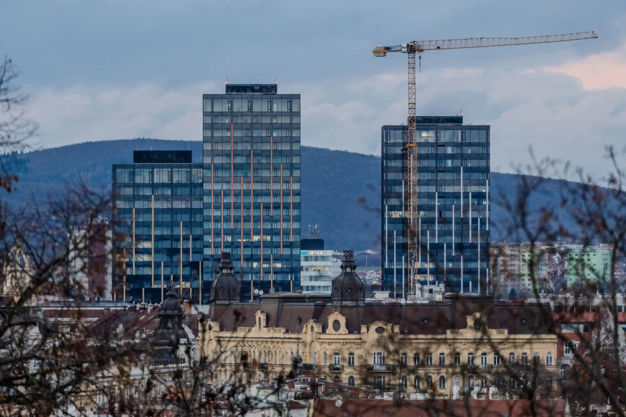 Pohled na Brno s kontrastem mezi historickou a moderní architekturou