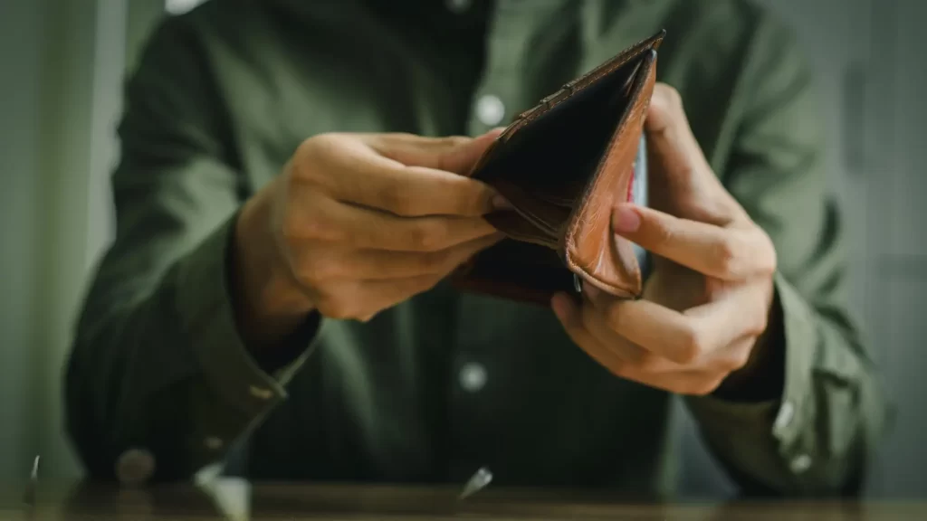 Kolik peněz člověk potřebuje k důstojnému životu? Zdroj: Shutterstock - ByznysDeník Prázdná peněženka
