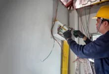 Elektrikář zapojuje rozvody