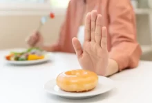 Žena odmítající nezdravé jídlo