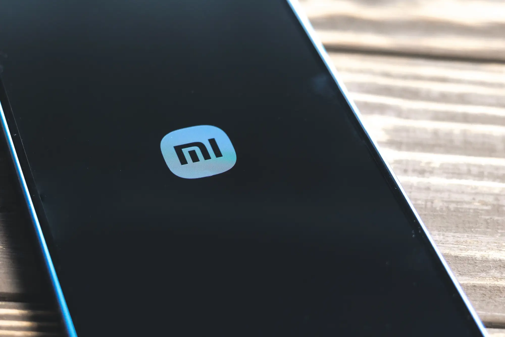 Shutterstock_2517774317 - ByznysDeník Telefon Xiaomi zblízka