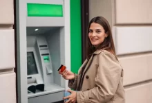 Žena stojící u bankomatu