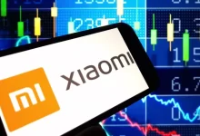 Telefon Xiaomi s finančními zprávami na pozadí
