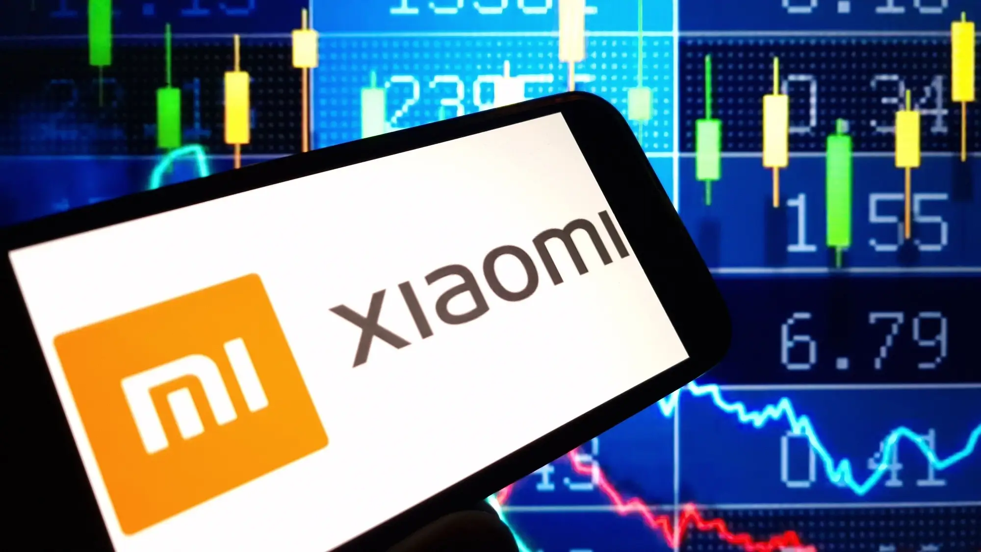 Telefon Xiaomi s finančními zprávami na pozadí