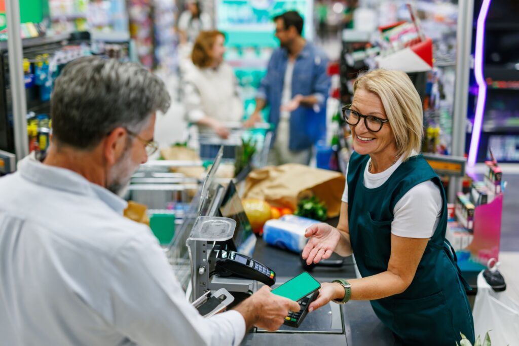 podvody u samoobslužných pokladen činí přibližně 3 až 4 % celkových ztrát, zdroj: Shutterstock - ByznysDeník Pokladny v obchodě, zdroj: Shutterstock