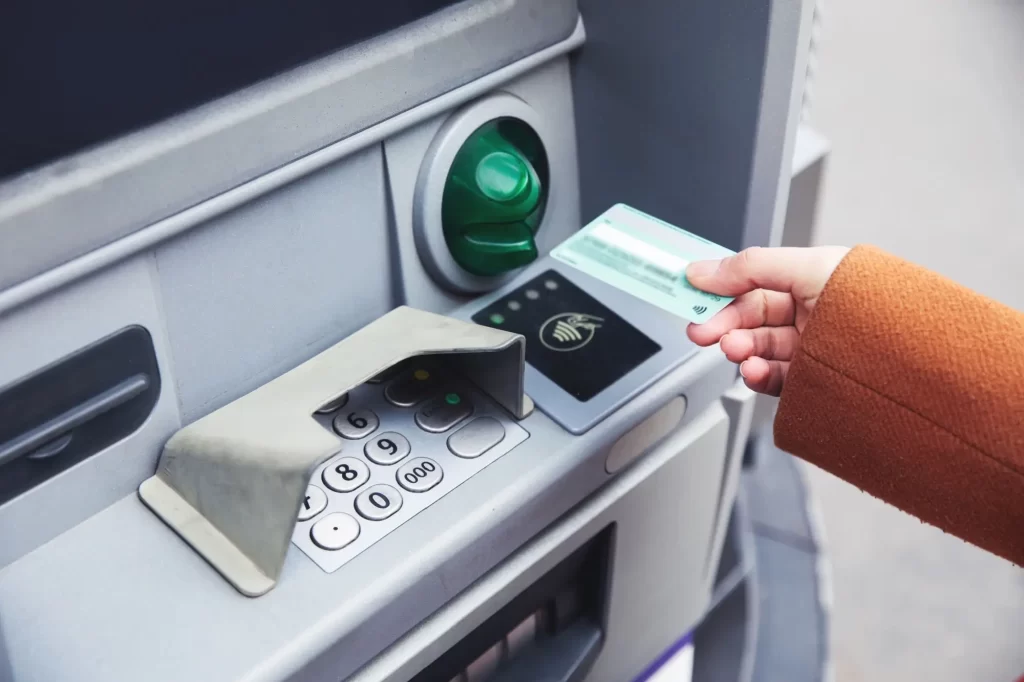 Výběry hotovosti z bankomatu v ČR a zahraničí, zdroj: Shutterstock - ByznysDeník Bankomaty a výběry