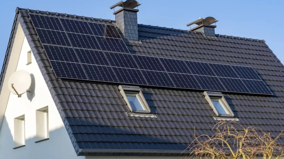 Solární panely na střeše rodinného domu