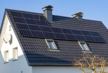 Solární panely na střeše rodinného domu
