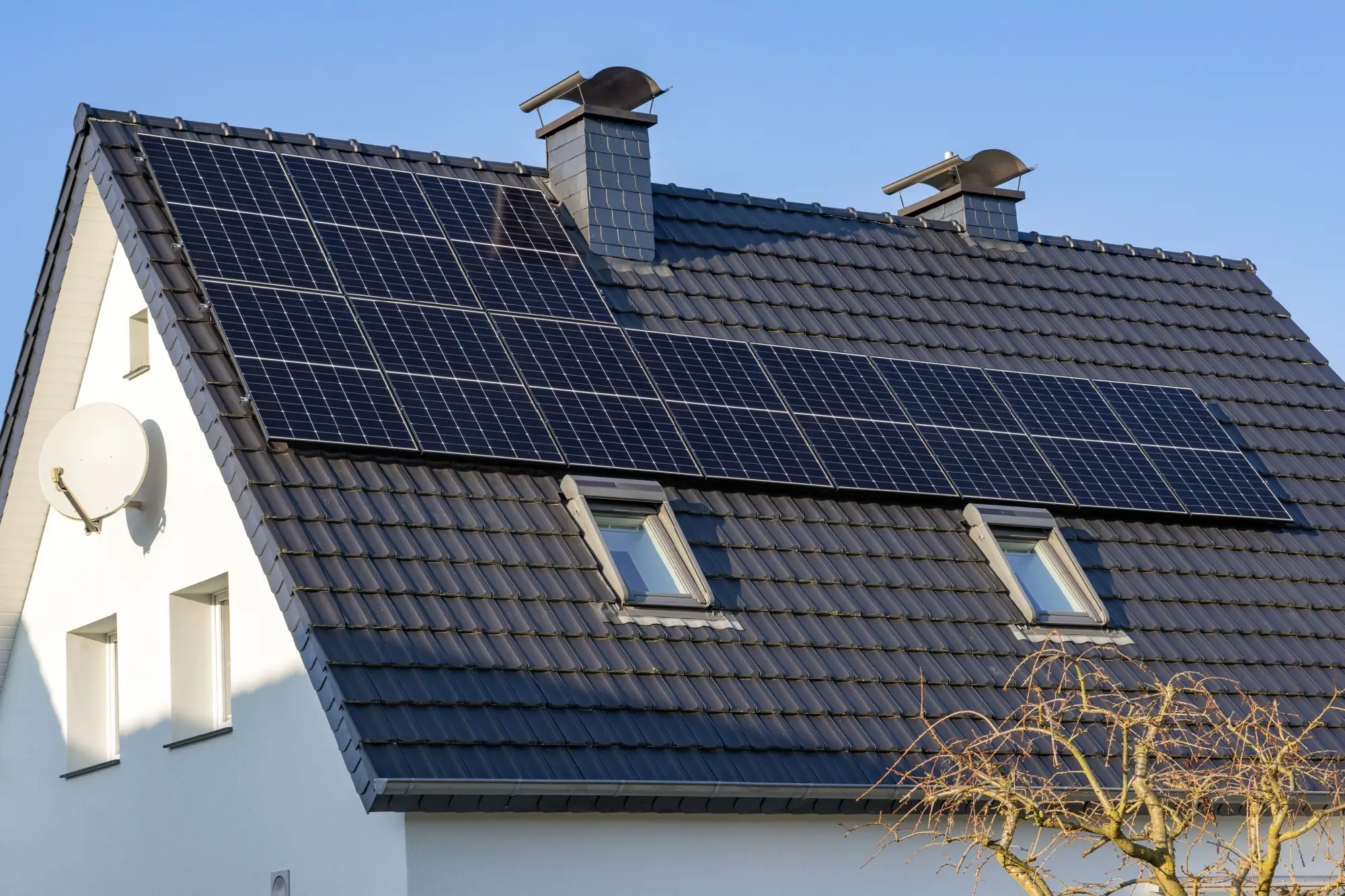 Solární panely na střeše rodinného domu