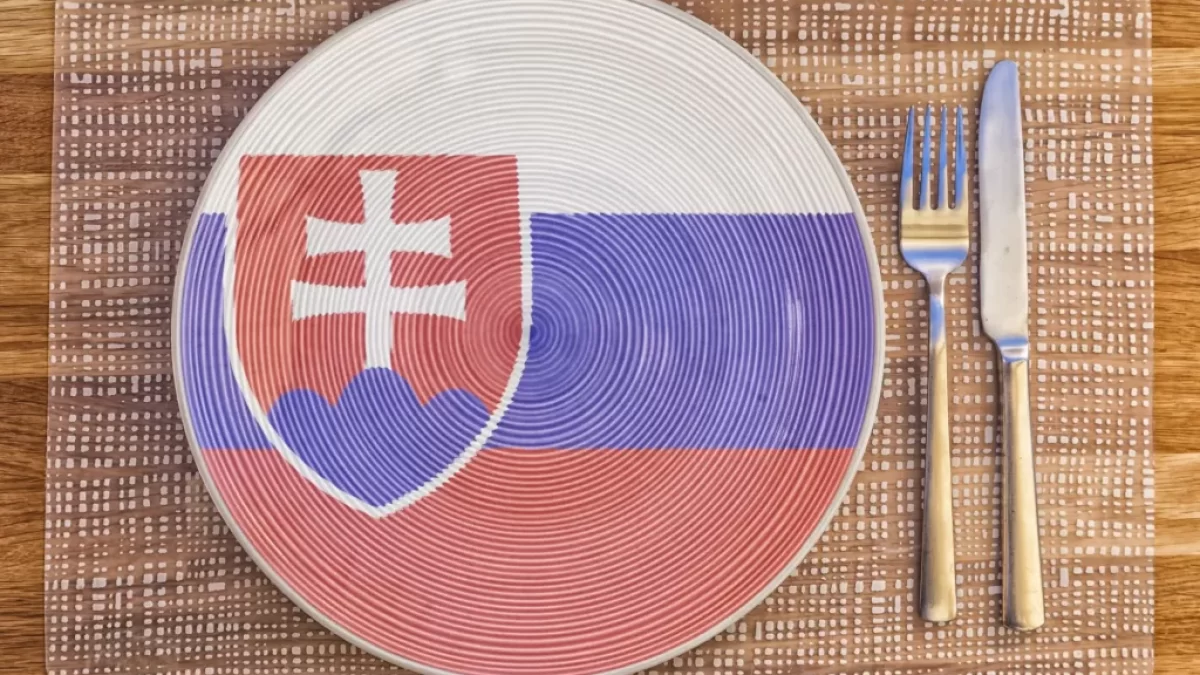 Talíř s motivem slovenské vlajky symbolizuje lásku k tradiční slovenské kuchyni.