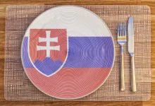 Talíř s motivem slovenské vlajky symbolizuje lásku k tradiční slovenské kuchyni.