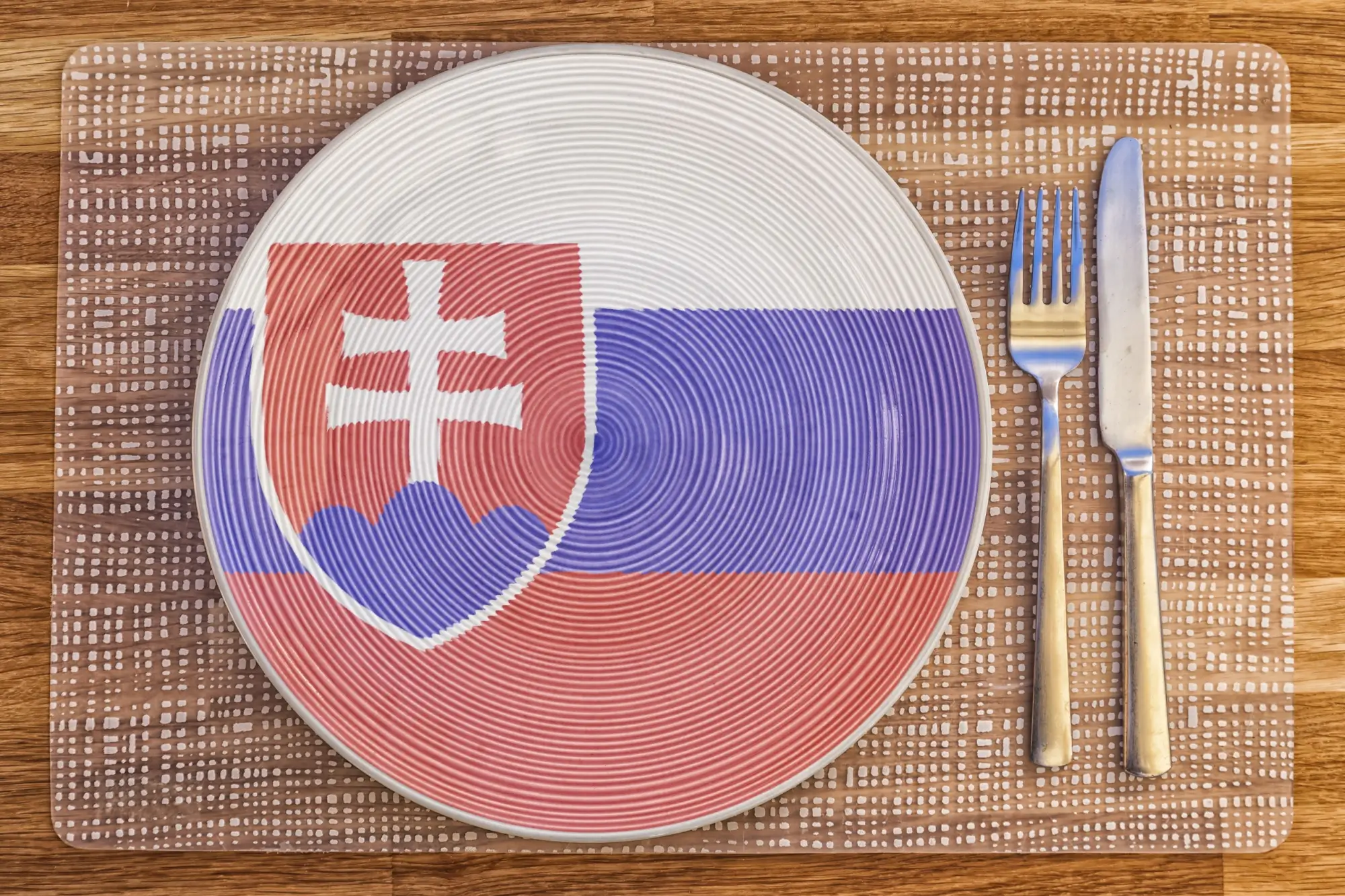Talíř s motivem slovenské vlajky symbolizuje lásku k tradiční slovenské kuchyni.