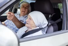Stará žena a instruktor při řidičských zkouškách