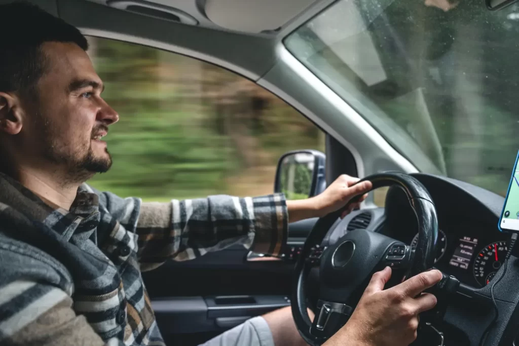 Spotřebu paliva ovlivňuje i způsob jízdy - ByznysDeník Muž řídí auto.