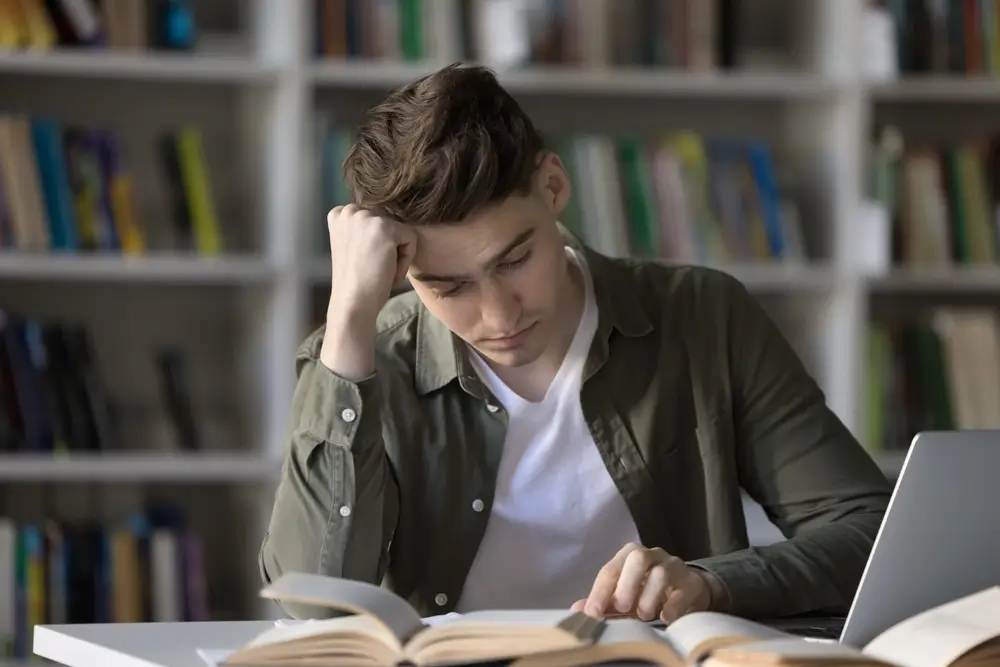 shutterstock_2289826359 - ByznysDeník smutný student