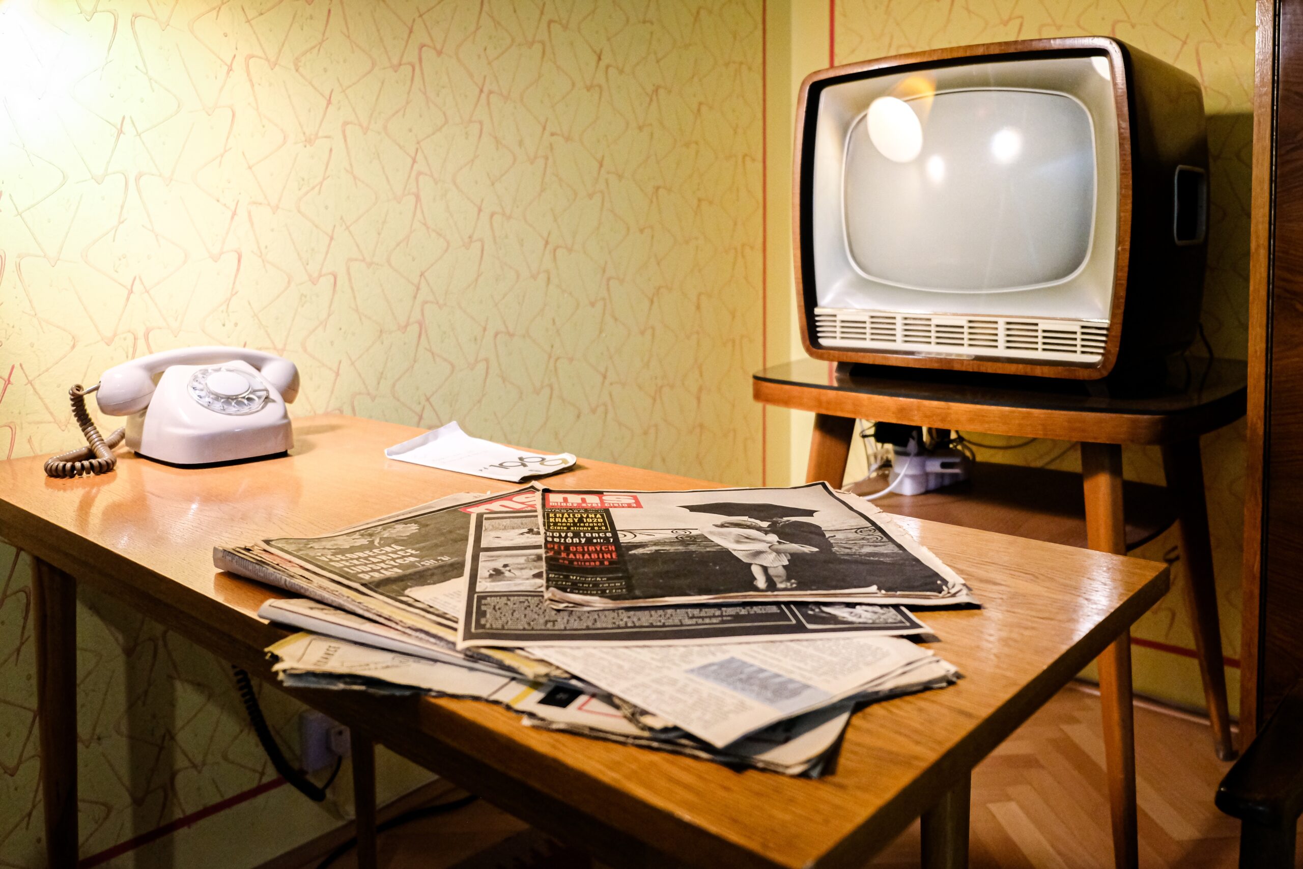 Televize, telefon, noviny - Československá domácnost v 80. letech