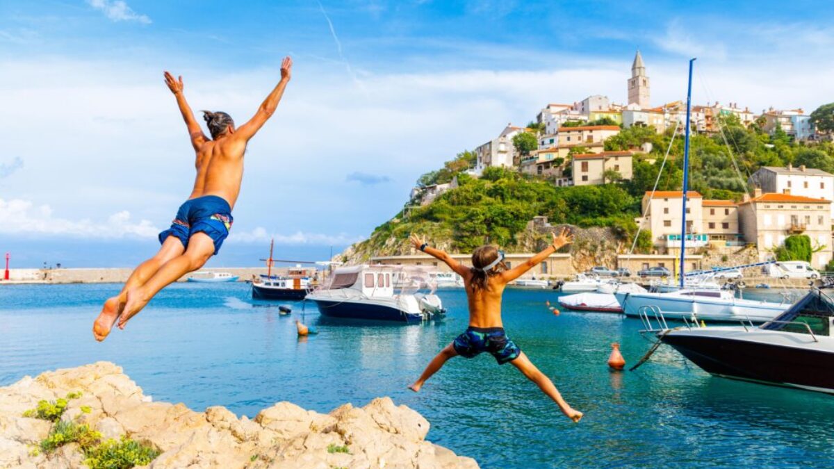 V plavkách už se po mnoha městech v Evropě neprojdete. Města spořené oděné turisty trestají vysokými pokutami. Zdroj: Shutterstock