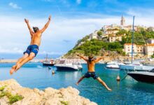 V plavkách už se po mnoha městech v Evropě neprojdete. Města spořené oděné turisty trestají vysokými pokutami. Zdroj: Shutterstock