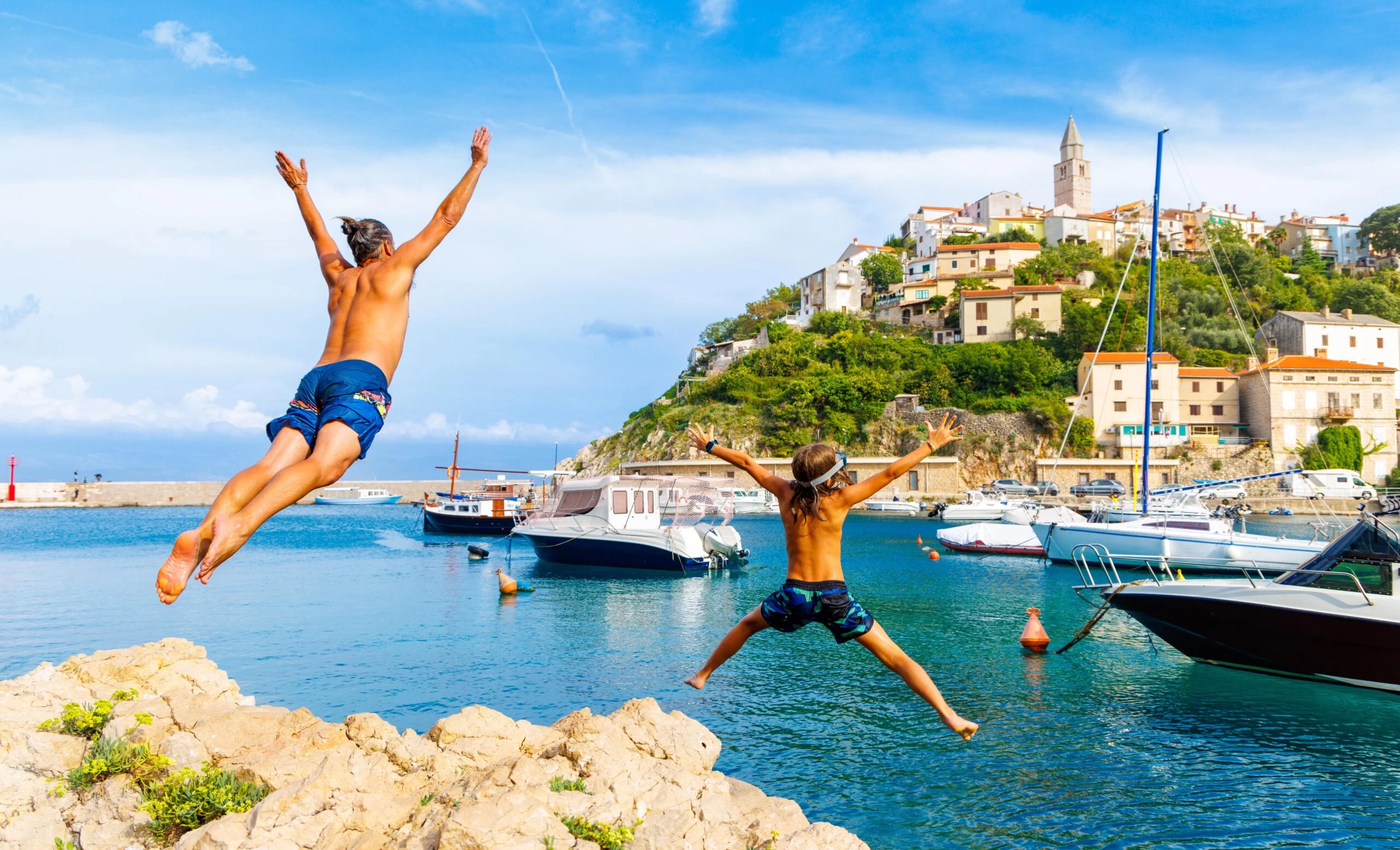 V plavkách už se po mnoha městech v Evropě neprojdete. Města spořené oděné turisty trestají vysokými pokutami. Zdroj: Shutterstock