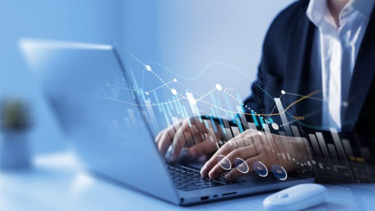 Investor u notebooku vyhledává informace na světových trzích.