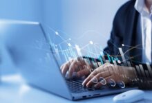Investor u notebooku vyhledává informace na světových trzích.