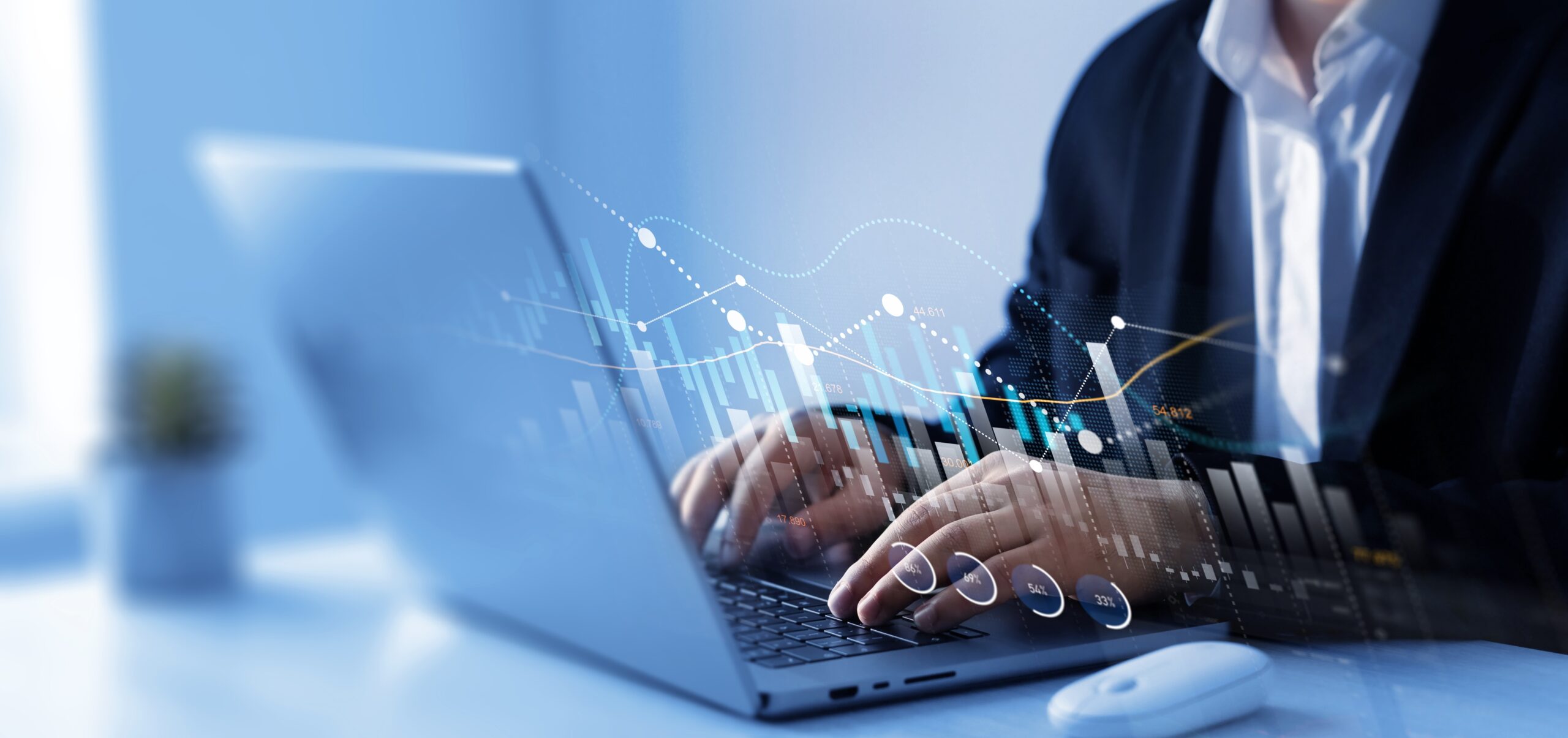 Investor u notebooku vyhledává informace na světových trzích.