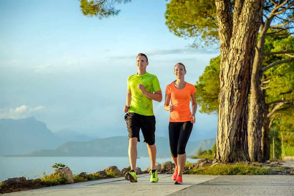 Foto: Shutterstock / Merpics - ByznysDeník Chůze jako fitness revoluce. Kolik se dá opravdu zhubnout každodenní procházkou?