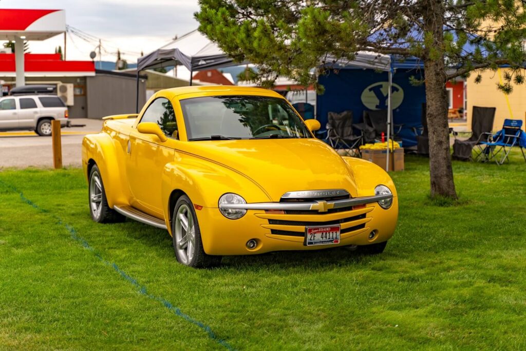 Chevrolet SSR je zvláštní retro - ByznysDeník Pohled na žlutý model Chevroleta.