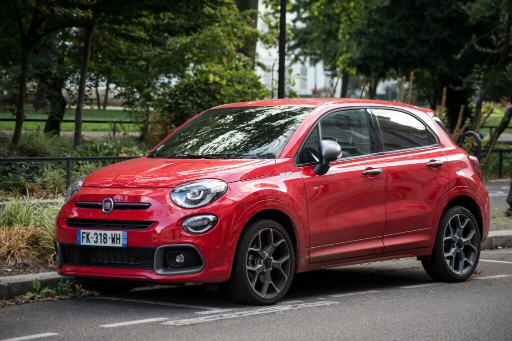 Fiat 500X má také kulatá světla - ByznysDeník Fiat 500X je zaparkovaný u zeleně.