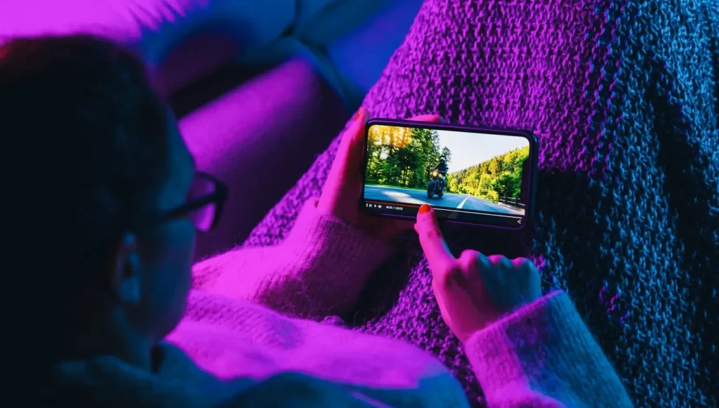 Novela zákona reaguje na digitalizaci - ByznysDeník Osoba sleduje film na mobilu.
