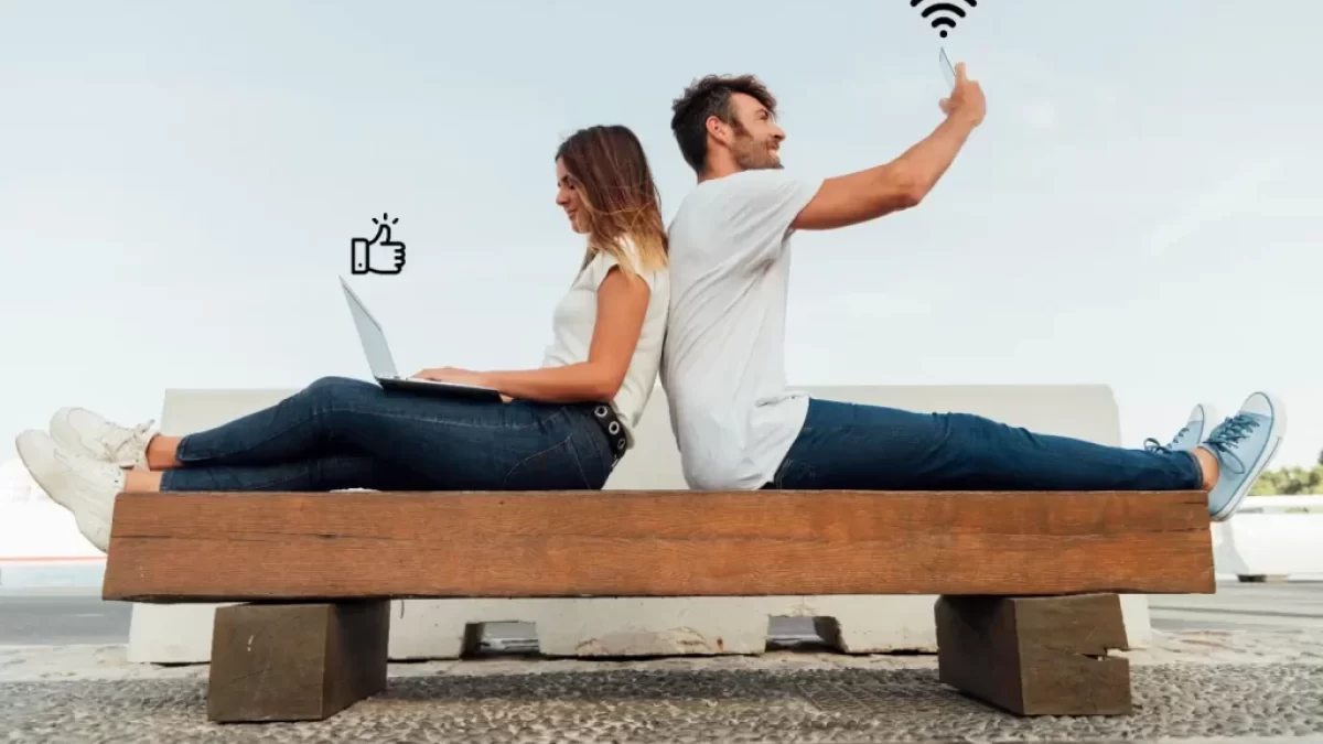 Dva lidé sedí a jsou na internetu.