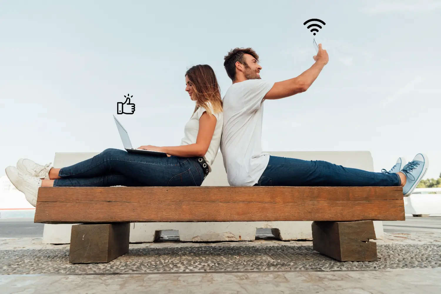 Dva lidé sedí a jsou na internetu.