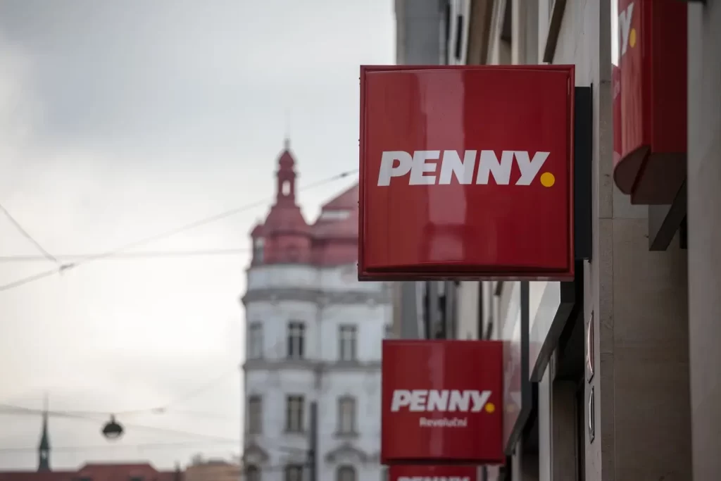 Penny má v Česku asi 430 prodejen - ByznysDeník Značka Penny na chodníku.