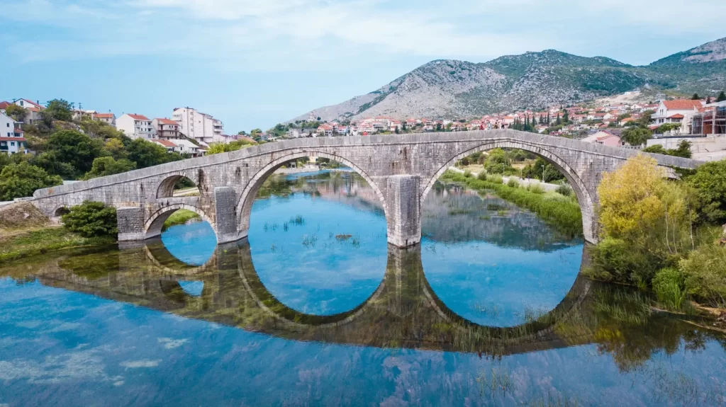 Historická památka: Starý most přes řeku Neretvu, zdroj: Shutterstock - ByznysDeník Bosna a Hercegovina