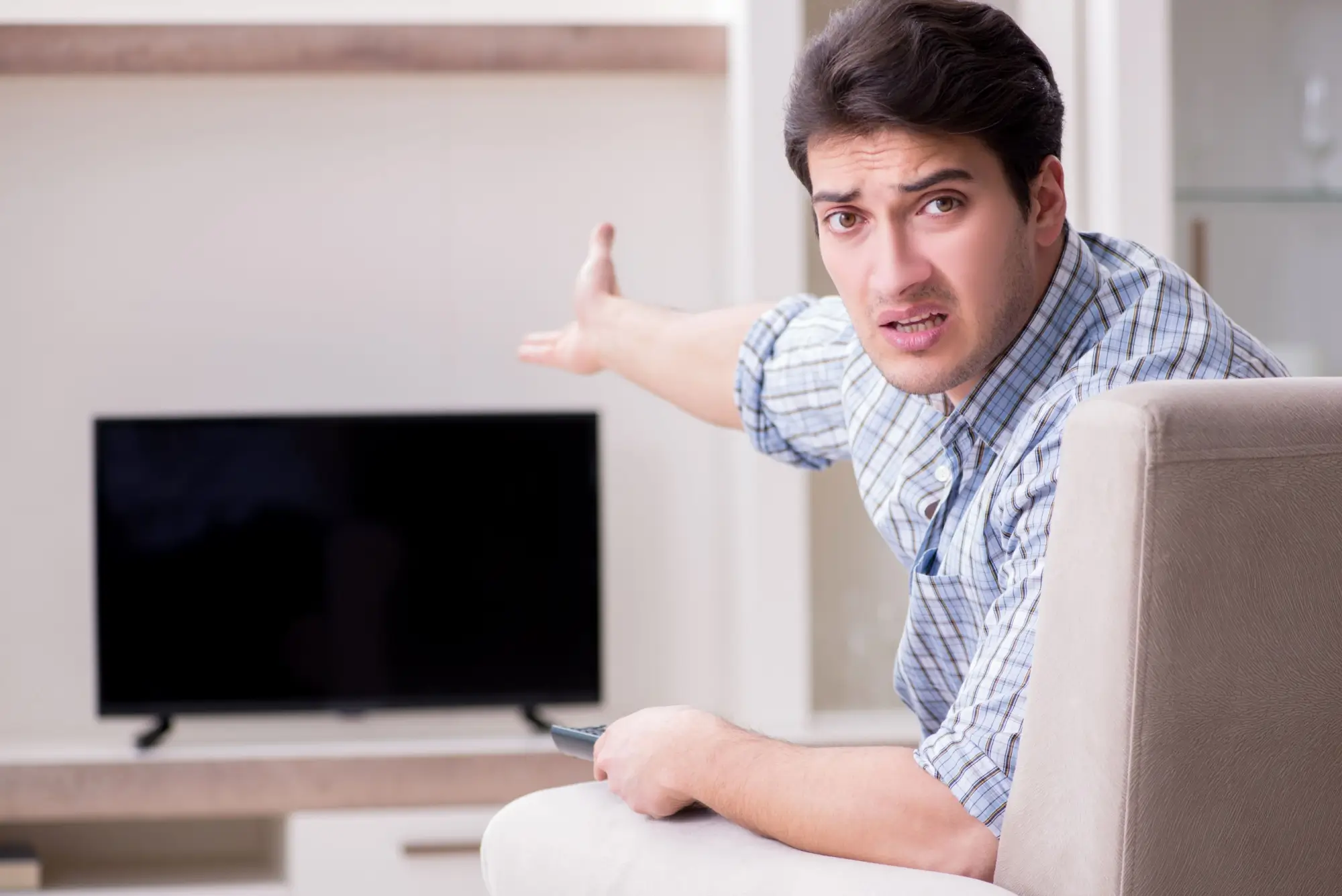 Shutterstock_1187310034 - ByznysDeník Rozzlobený muž u televize