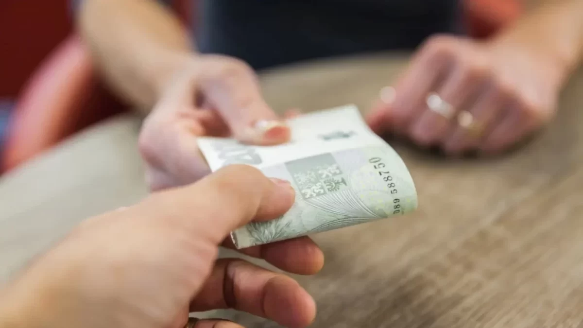Předávání českých bankovek