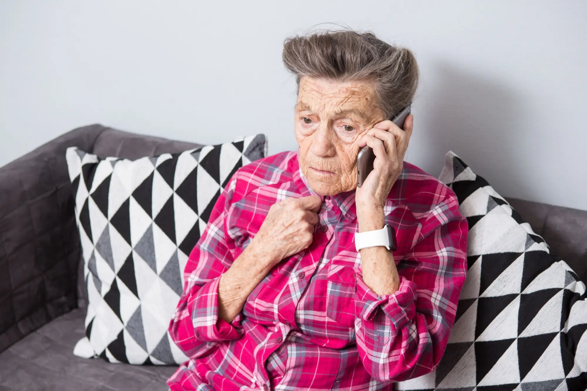 Shutterstock_1338763586 - ByznysDeník Starší vystrašená telefonující žena