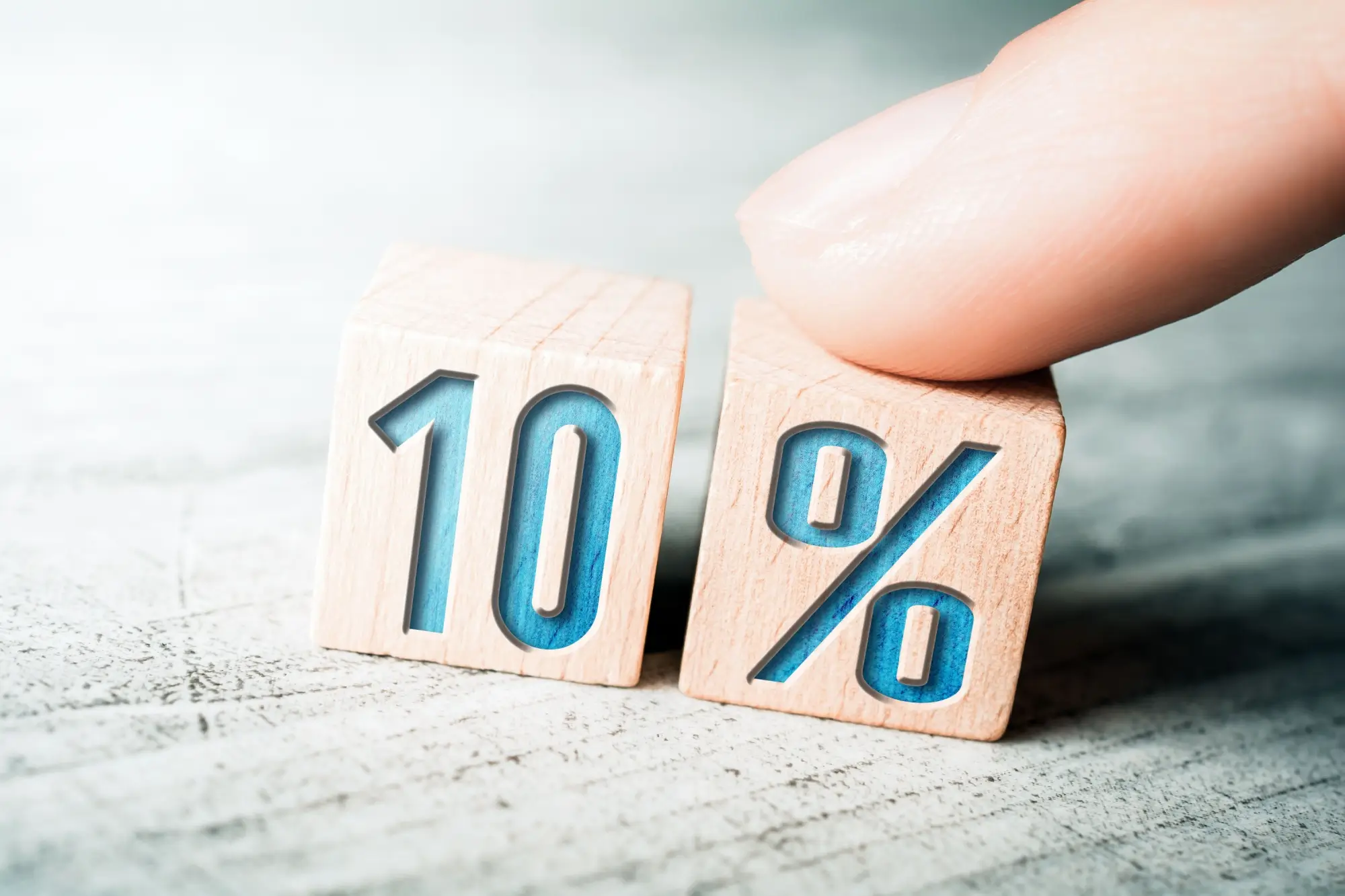 Shutterstock_1555738337 - ByznysDeník Kostky se znaky pro 10 %