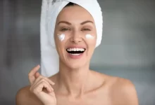 Žena s krémem na tváři