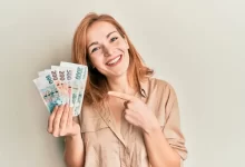 Žena ukazující na české bankovky