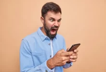 Rozzlobený muž s telefonem v ruce