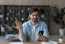 Muž se diví u mobilního telefonu
