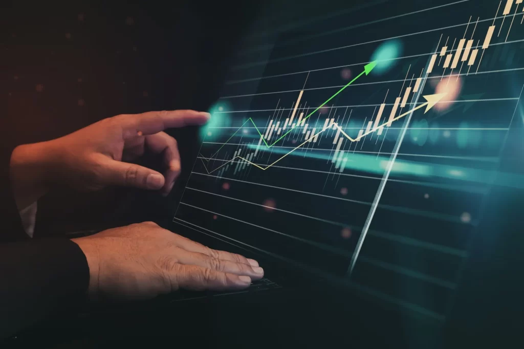 Jak vydělat více peněz? Zdroj: Shutterstock - ByznysDeník Investování, počítač