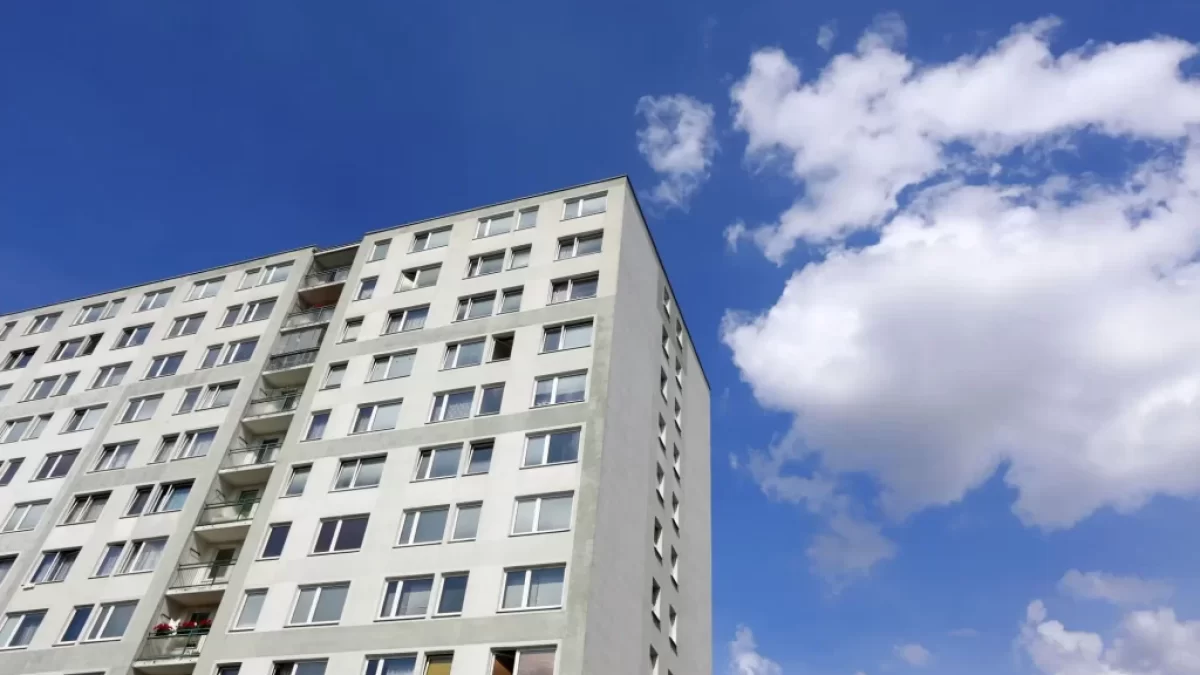 Panelový dům vyfotografovaný zdola