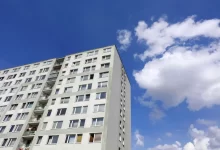 Panelový dům vyfotografovaný zdola
