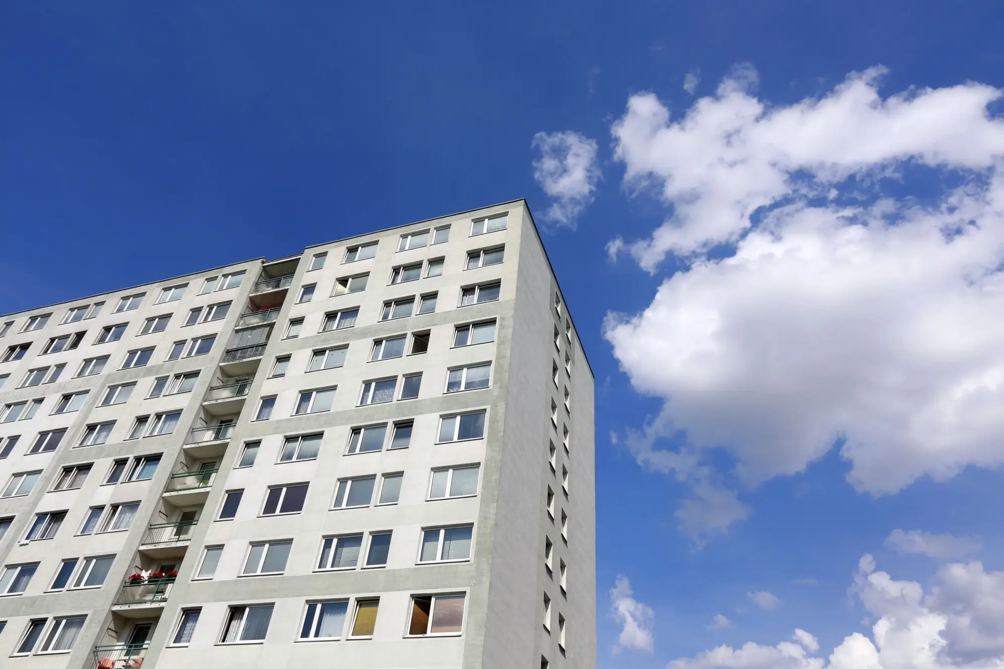 Panelový dům vyfotografovaný zdola