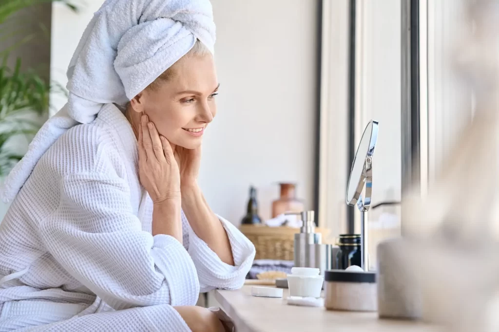 Každá žena chce mít nádhernou pleť, zdroj: Shutterstock - ByznysDeník Usmívající se žena, která se stará o pleť