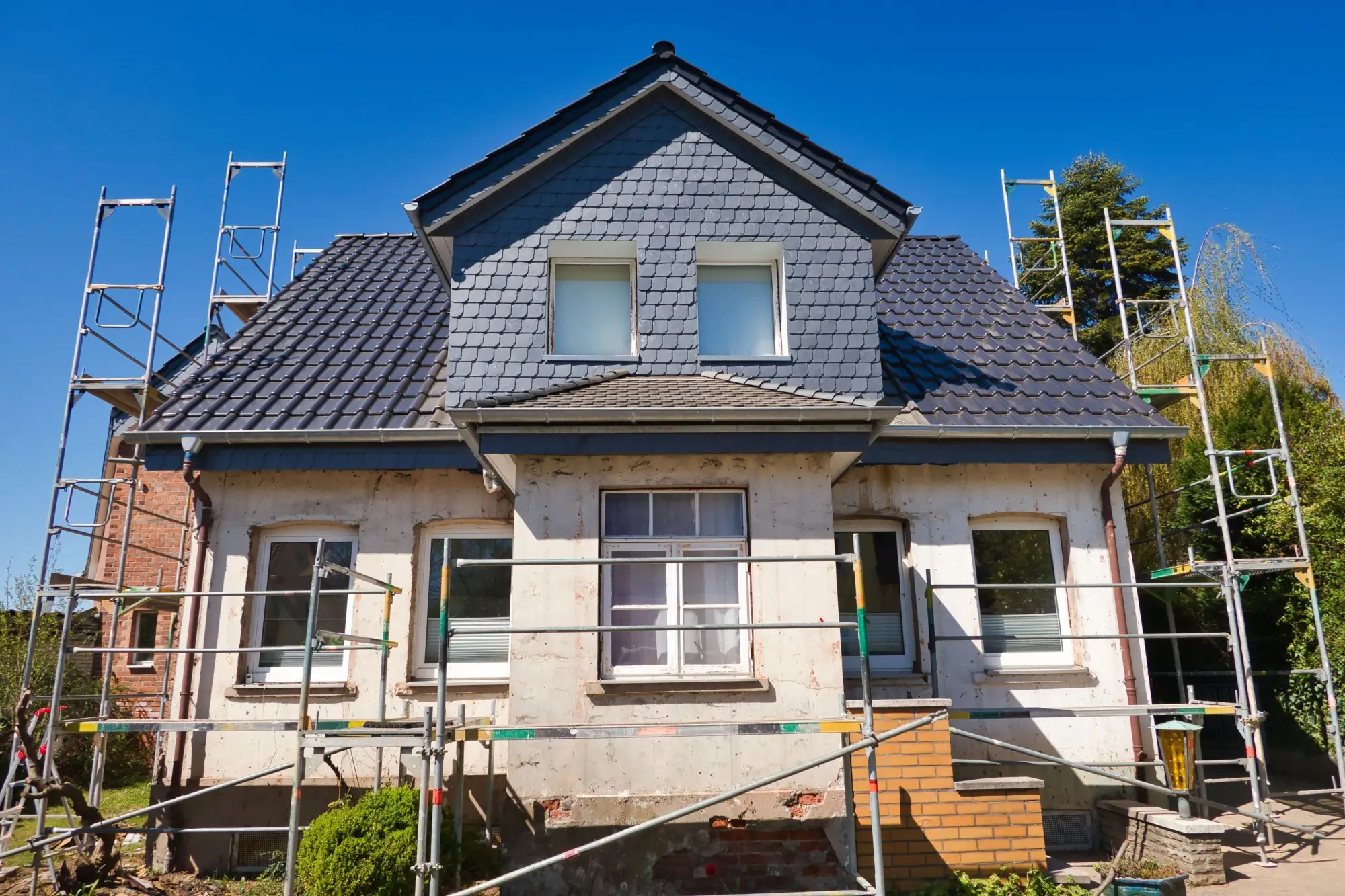 Shutterstock_2199271945 - ByznysDeník Renovace rodinného domu